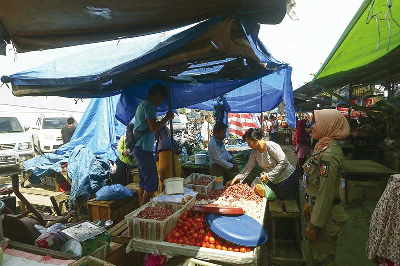 TERTIBKAN PKL PASAR ARENGKA