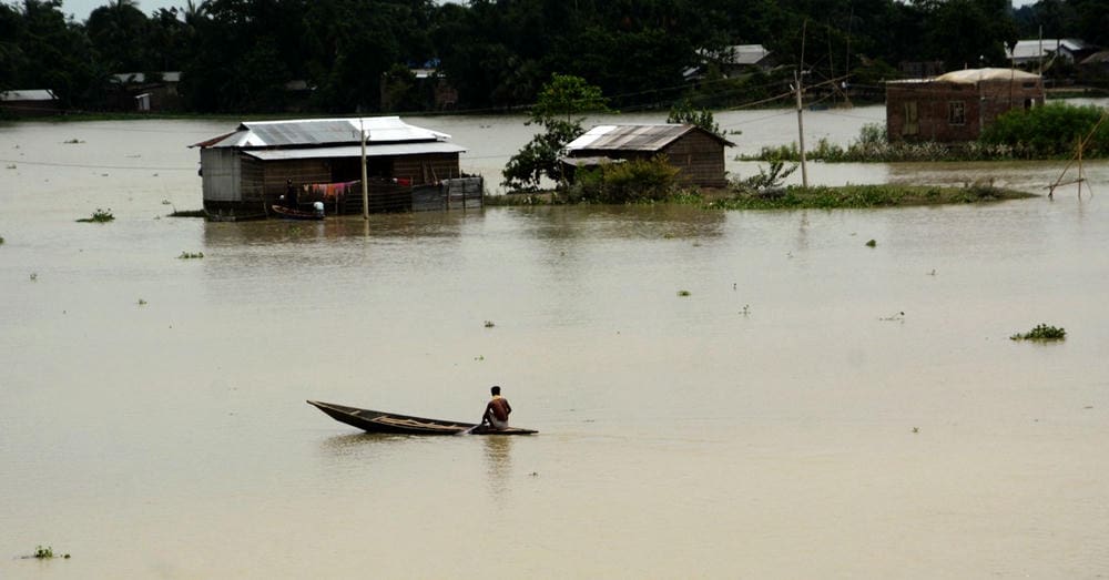 Banjir di wilayah Assam, India. 3 juta orang terpaksa mengungsi. (Foto: EPA-EFE/STR)