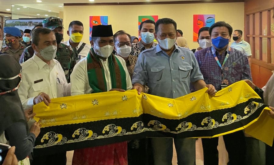 Ketua MPR RI, Bambang Soesatyo didampingi Gubernur Riau Syamsuar, Bupati Pelalawan Zukri Misran, Presiden Direktur RAPP, Sihol Aritonang, Presiden Direktur RGE Indonesia, Irsan Syarief beserta Forkompinda meninjau hasil UMKM Batik Bono produksi Rumah Batik Andalan binaan RAPP (APRIL Group), Jumat (4/6/2021), di Riau Kompleks, Pangkalan Kerinci.