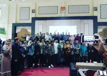 Ketua Umum IKA IAIN Bukittinggi, Sabar AS, foto bersama alumni lintas angkatan dan kampus.
Foto : Istimewa