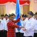 Ketua Umum PWI Pusat, H Atal S. Depari menyerahkan bendera pataka kepada Ketua PWI Provinsi Riau, H Zulmansyah Sekedang sebagai tanda dilantiknya kepengurusan PWI Provinsi Riau Periode 2022-2027