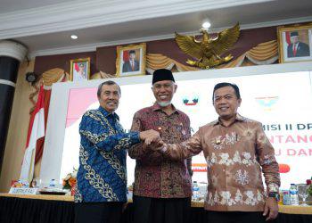 Gubernur Riau Syamsuar foto bersama dengan Gubernur Sumbar dan Gubernur Jambi saat peremun dengan Komisi II DPR RI.