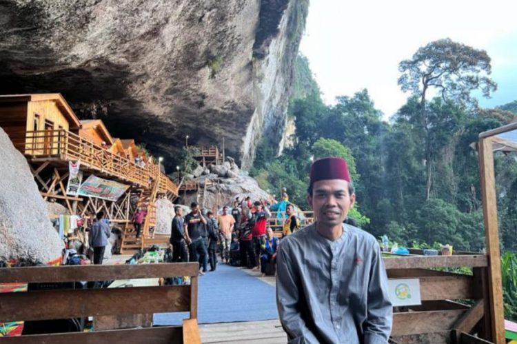 Ustaz Abdul Somad (UAS) saat melakukan adventure dakwah di Desa Batu Tilam, Kampar, Riau.