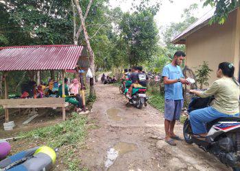 Suasana pintu masuk wisata Sungai Kalelawar dipadati warga pada musim liburan (Foto: Pedri Bertuahpos)