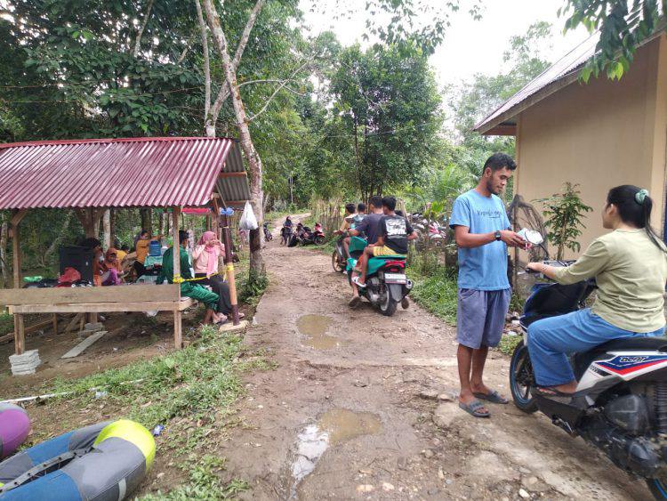 Suasana pintu masuk wisata Sungai Kalelawar dipadati warga pada musim liburan (Foto: Pedri Bertuahpos)