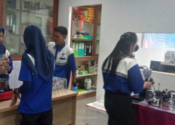 LPK Vision Training Centre (VTC) Pekanbaru berhasil gelar uji kompetensi meracik minuman dan kopi. Sertifikasi kompetensi ini menjadi