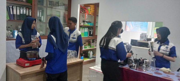 LPK Vision Training Centre (VTC) Pekanbaru berhasil gelar uji kompetensi meracik minuman dan kopi. Sertifikasi kompetensi ini menjadi