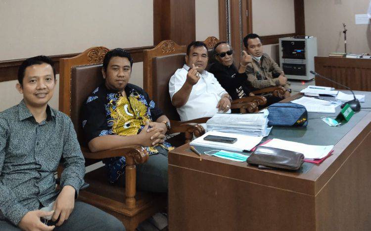 Tim Kuasa Hukum Pemohon Agung Dwijo Sujono SH, Muhammad Zainudin ,SH (Tengah-Baju Putih) didampingi Rizal Noor SH, Wiwit Wijoyanto SH, Dian Permana SH serta Slamet Khaeron SH. 