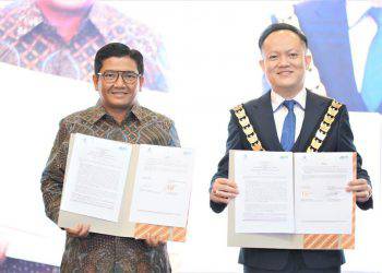 Penandatanganan Nota kesepahaman bersama (MoU) oleh Direktur Hubungan Kelembagaan Jasa Raharja Munadi Herlambang dan Ketua Perkumpulan Junior Chamber International Indonesia, Felix Soesanto, di Jakarta, Jumat (27/01/2023).