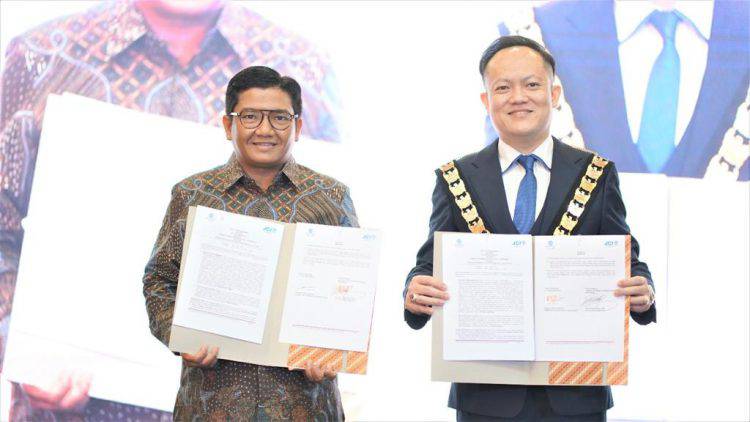 Penandatanganan Nota kesepahaman bersama (MoU) oleh Direktur Hubungan Kelembagaan Jasa Raharja Munadi Herlambang dan Ketua Perkumpulan Junior Chamber International Indonesia, Felix Soesanto, di Jakarta, Jumat (27/01/2023).