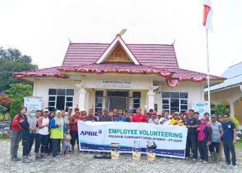 Employee Volunteering Program (EVP), puluhan warga ikut gotong royong bersama karyawan RAPP Estate Ukuidi kantor Desa Lubuk Kembang Bunga, Pelalawan