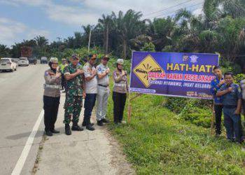 Kasat Lantas Polres Pelalawan AKP Lily Sulfiani, Kabid Lalu Lintas Dishub Pelalawan Roni Akhdes, Pj Samsat Pelalawan Acep Yuhendra, Bhabinkamtibmas Sei Kijang dan Lubuk Ogung, serta Lurah Sei Kijang