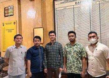 Ardhi (batik hijau) saat diserahkan ke Kejaksaan Negeri Pekanbaru