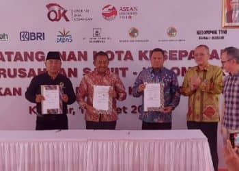 Dirut BRK Syariah Andi Buchari (kedua kanan) dan Ketua Dewan Komisioner OJK Mahendra Siregas (kanan) menyaksikan penandatanganan nota kesepahaman pembiayaan PSR dengan kelompok tani kelapa sawit di Kampar, Riau Jumat (17/3/2023)