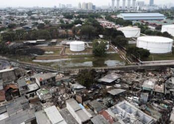 Foto udara permukiman penduduk yang hangus terbakar dampak kebakaran Depo Pertamina Plumpang di Jalan Koramil, Rawa Badak Selatan, Koja, Jakarta, Sabtu (4/3/2023).