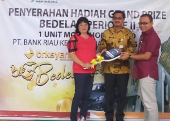 Nasabah BRK Syariah yang beruntung memenangkan undian grand prize 1 unit mobil Brio. Hadiah tersebut diserahkan langsung oleh Sekda Natuna, Boy Wijanarko di halaman kantor BRK Syariah Ranai, Jalan DKW Muhammad Benteng, Kamis (12/01/2023).