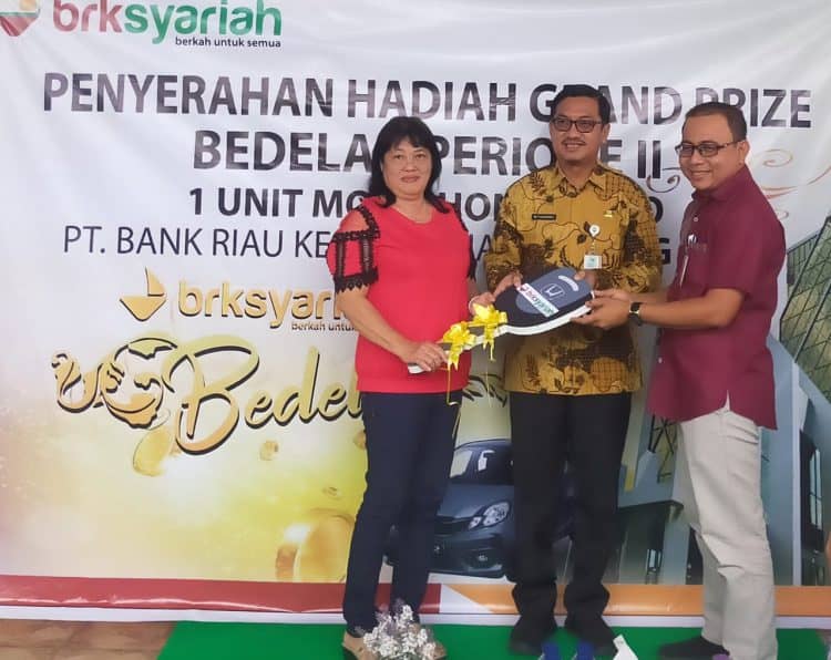 Nasabah BRK Syariah yang beruntung memenangkan undian grand prize 1 unit mobil Brio. Hadiah tersebut diserahkan langsung oleh Sekda Natuna, Boy Wijanarko di halaman kantor BRK Syariah Ranai, Jalan DKW Muhammad Benteng, Kamis (12/01/2023).