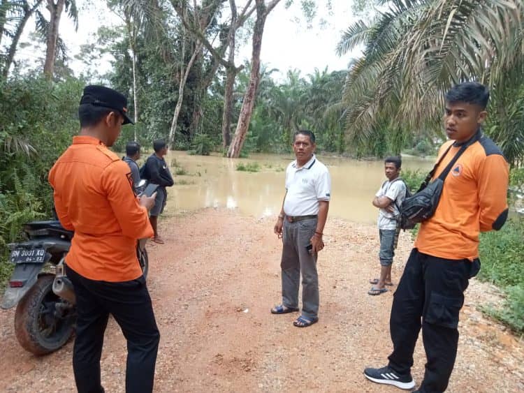 Kalaksa BPBD Kuansing bersama Tema Satgas Saat meninjau Banjir di Desa pantai dan desa lubuk Ramo kuantan mudiak, Jum'at 10 Maret 2023