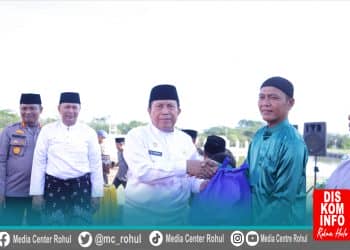 Bupati Rohul H. Sukiman Berikan Bantuan Kepada Warga Terkena Banjir.