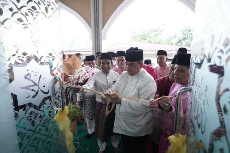 Resmikan Masjid Rahmatullah 2, Wagubri Diminta untuk Potong Pita