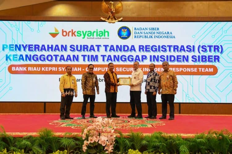 PT Bank Riau Kepri Syariah (Perseroda) menerima piagam keanggotaan CSIRT (Computer Security Incident Response Team) dari Badan Siber dan Sandi Negara (BSSN) yang diserahkan langsung oleh Direktur Keamanan Siber dan Sandi Sektor Keuangan, Perdagangan dan Pariwisata BSSN, Bapak DR. Edit Prima kepada Direktur Utama BRK Syariah Bapak Andi Buchari (20/02/23)