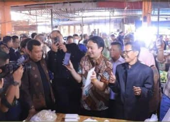 Wakil Menteri Perdagangan RI, Jerry Sambuaga, menggunakan QRIS BRK Syariah untuk transaksi pembayaran supply MinyaKita di Pasar Lima Puluh Pekanbaru (11/02/23)