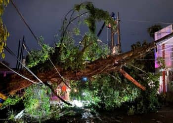 Gangguan jaringan listrik karena cuaca buruk