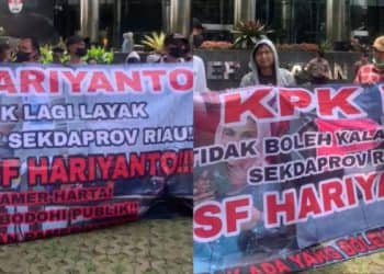 Sejumlah massa gelar aksi demo di depan kantor KPK RI menuntut SF Hariyanto mundur dari jabatan Sekdaprov Riau.