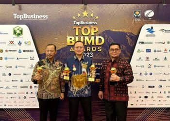 BRK Syariah menerima 4 penghargaan TOP BUMD Awards 2023, diterima langsung oleh Dirut BRKS di Jakarta (5/4/23)