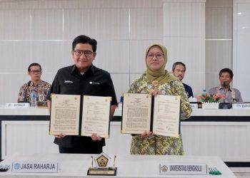 Penandatanganan MoU oleh Direktur Hubungan Kelembagaan Jasa Raharja Munadi Herlambang dan Rektor Universitas Bengkulu, Dr. Retno Agustina Ekaputri, S.E., M.Sc, di Bengkulu, pada Kamis (11/05/2023).