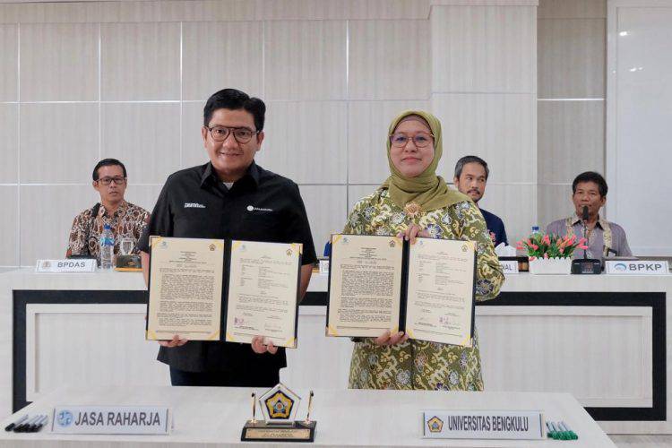 Penandatanganan MoU oleh Direktur Hubungan Kelembagaan Jasa Raharja Munadi Herlambang dan Rektor Universitas Bengkulu, Dr. Retno Agustina Ekaputri, S.E., M.Sc, di Bengkulu, pada Kamis (11/05/2023).