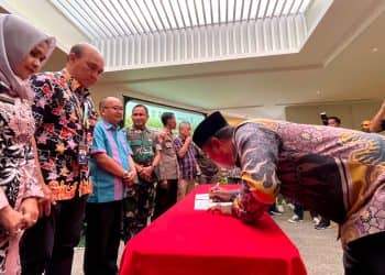 Kepala Desa kuntu dari Kabupaten Kampar menandatangani Nota Kesepahaman sebagai tanda keikutsertaan dalam Program Desa Bebas Api 2023 dihadapan Direktur RAPP Mulia Nauli dan Pj Bupati Kampar Muhammad Firdaus