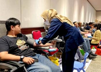 Karyawan dan Keluarga yang tergabung dalam komunitas Keluarga Donor Darah (KDD) Riau Kompleks mendonorkan darah pada Hari Donor Darah Internasional 2023 di hotel Unigraha, Pangkalan Kerinci.