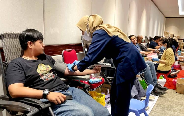 Karyawan dan Keluarga yang tergabung dalam komunitas Keluarga Donor Darah (KDD) Riau Kompleks mendonorkan darah pada Hari Donor Darah Internasional 2023 di hotel Unigraha, Pangkalan Kerinci.