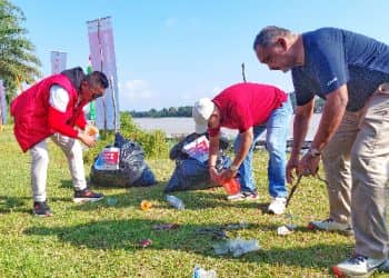 Bupati Pelalawan H Zukri,  Kadis Lingkungan Hidup Eko Novitra dan GM Stakeholder Relation RAPP Wan Mohd Jakh Anza ikut mengumpulkan sampah plastik dalam aksi bersih pantai Coastal Clean Up 2023