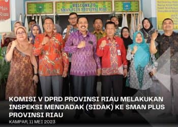 Komisi V DPRD Riau berfoto bersama Kepala SMAN Plus dan para guru di sela-sela sidak