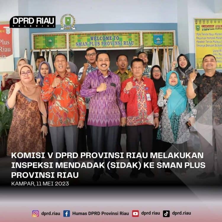 Komisi V DPRD Riau berfoto bersama Kepala SMAN Plus dan para guru di sela-sela sidak