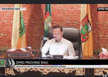 Wakil Ketua DPRD Riau, Agung Nugroho memimpin rapat paripurna