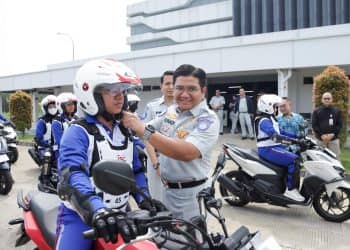 Direktur Hubungan kelembagaan Jasa Raharja Munadi Herlambang melakukan sosialisasi 
serta menggelar safety riding bagi para pengendara sepeda motor.