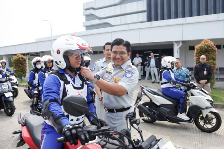 Direktur Hubungan kelembagaan Jasa Raharja Munadi Herlambang melakukan sosialisasi 
serta menggelar safety riding bagi para pengendara sepeda motor.