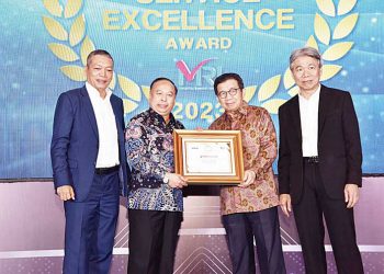 Pemberian sertifikat penghargaan The 1st Best Convenient Branch Experience dan Call Center Infobank dari Prof Muliaman D Hadad SE MPA PhD kepada Direktur Operasional BRK Syariah Said Syamsuri di Shangri-La Hotel Jakarta