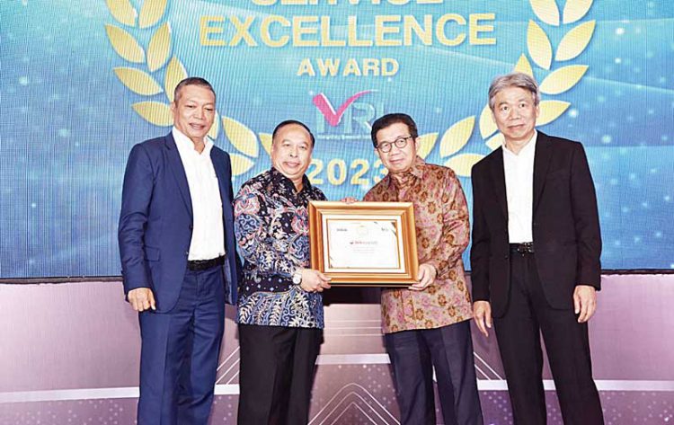 Pemberian sertifikat penghargaan The 1st Best Convenient Branch Experience dan Call Center Infobank dari Prof Muliaman D Hadad SE MPA PhD kepada Direktur Operasional BRK Syariah Said Syamsuri di Shangri-La Hotel Jakarta