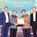 Pemberian sertifikat penghargaan The 1st Best Convenient Branch Experience dan Call Center Infobank dari Prof Muliaman D Hadad SE MPA PhD kepada Direktur Operasional BRK Syariah Said Syamsuri di Shangri-La Hotel Jakarta