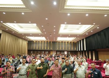 Foto bersama pada kegiatan Sosialisasi kepada Tenaga Pengajar dalam Koordinasi Kepala Sekolah, di Hotel Furaya Pekanbaru (22/07/23)