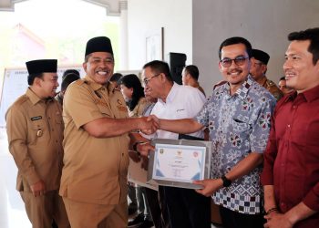 Stakeholder Relation Manager RAPP Syamsuriya menerima sertifikat penghargaan Perusahaan Peduli Stunting dari Bupati Siak H. Alfedri.