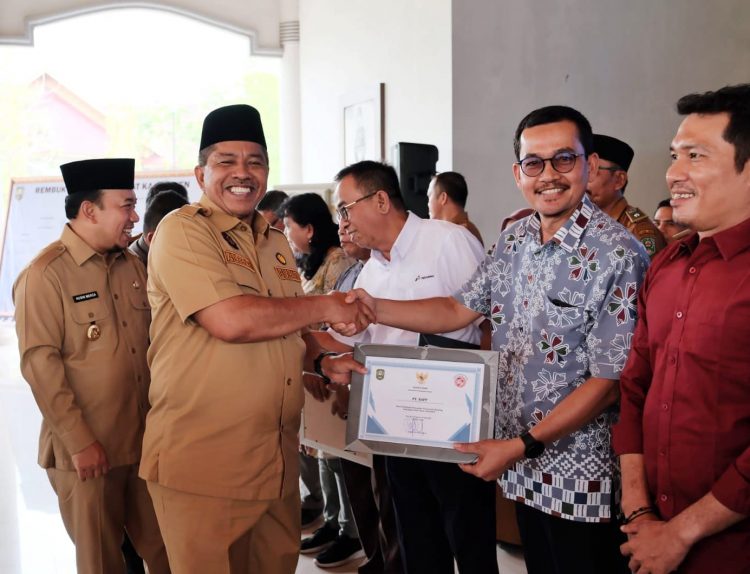 Stakeholder Relation Manager RAPP Syamsuriya menerima sertifikat penghargaan Perusahaan Peduli Stunting dari Bupati Siak H. Alfedri.