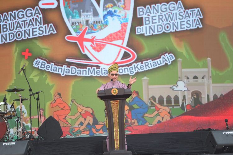 Dewan Komisioner OJK, Mahendra Siregar saat Harvesting Gernas BBI dan BBWI Riau 2023 (Foto: dok.MCR)