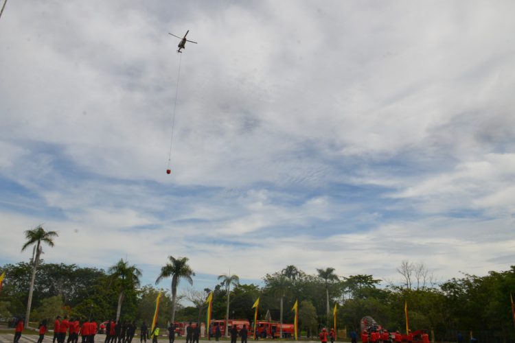 Aksi Water Boombing Helicopter Arara Abadi-APP Sinar Mas pada Apel Siaga di Siak (11/07/23)