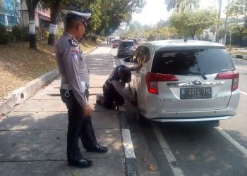 Dishub Pekanbaru Gembosi Ban Mobil yang Parkir Sembarangan