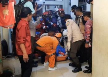 Ahmad Juwanto remaja berbobot 230 kilogram dievakuasi ke rumah sakit